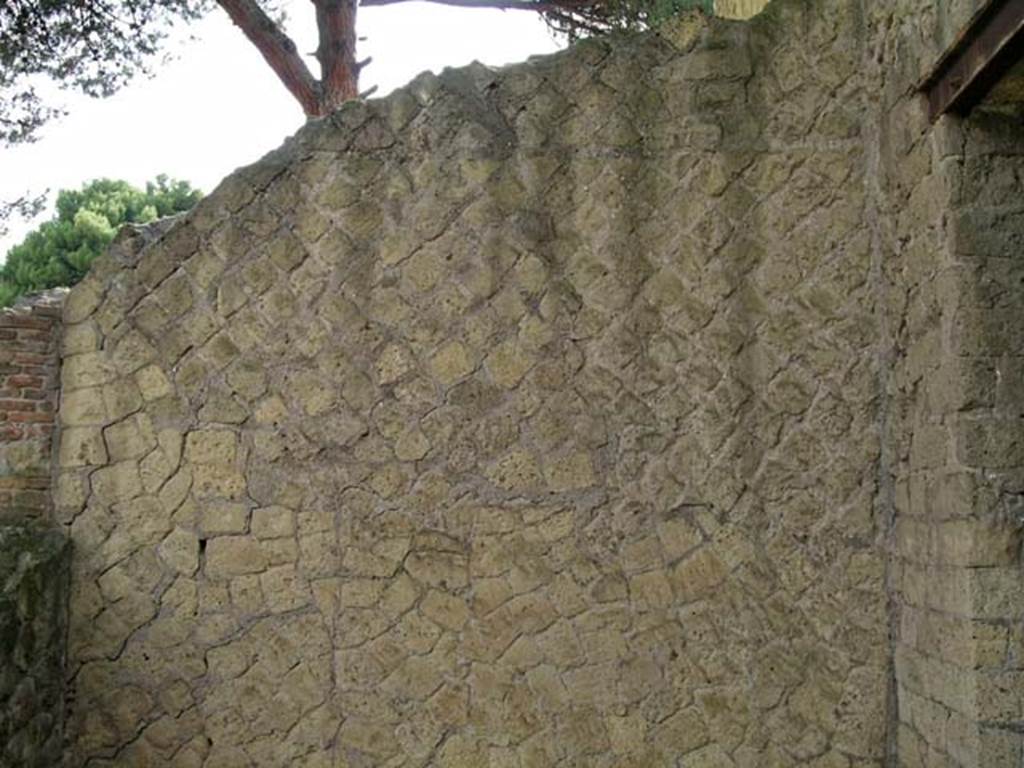 V.33, Herculaneum. May 2005. Looking towards south wall in south-west corner of atrium, with doorway to room 7, on right.
Photo courtesy of Nicolas Monteix.